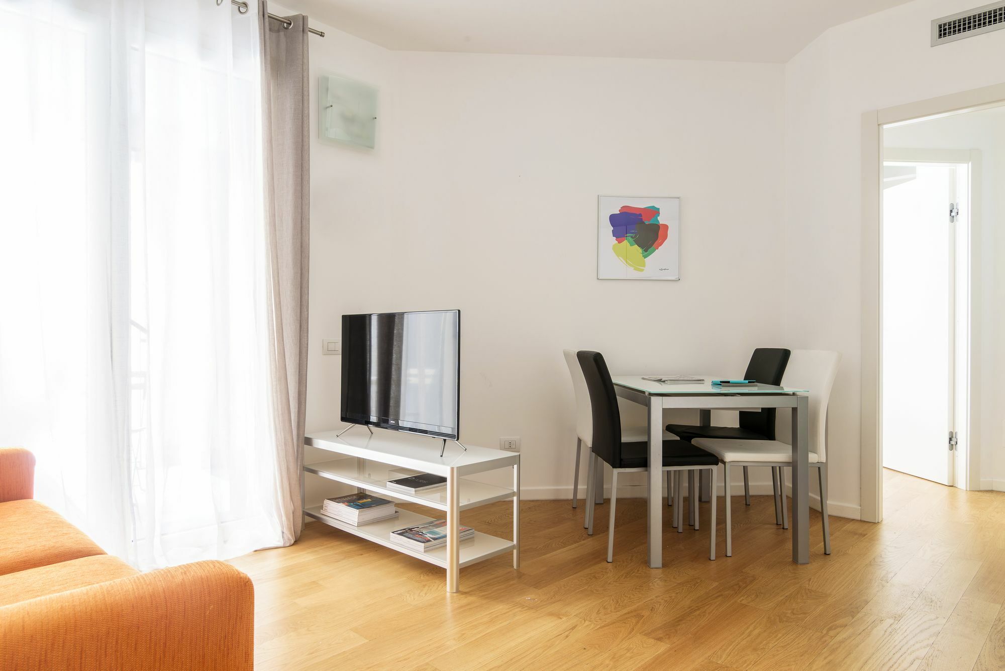 Апартаменты Joivy Sunny 1-Bed Flat With Balcony Милан Экстерьер фото