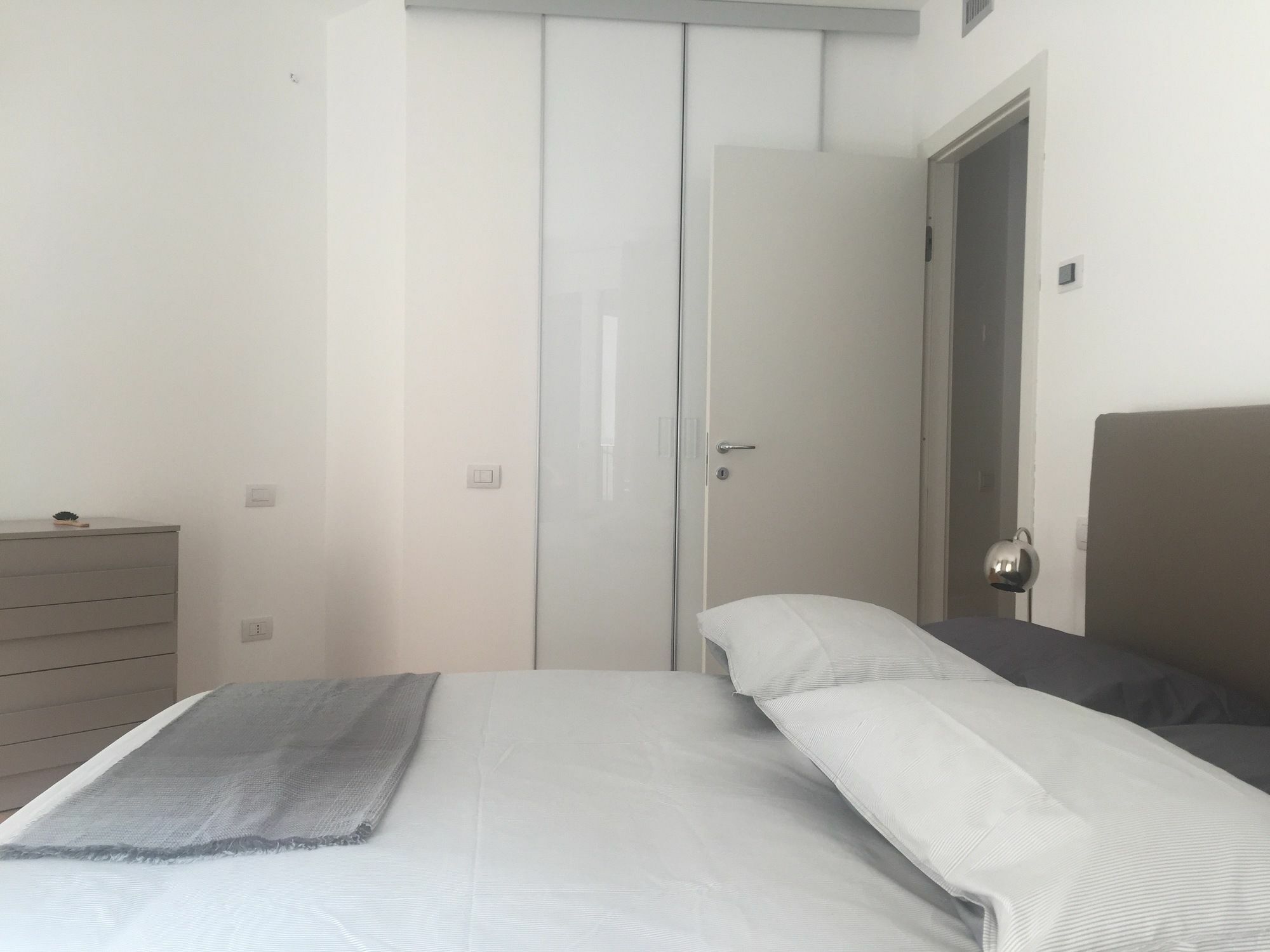 Апартаменты Joivy Sunny 1-Bed Flat With Balcony Милан Экстерьер фото